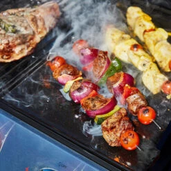 Brasero - Barbecue Emma Inox Brasero 3 Feux + 1 Side - FlexiGrill - Jusqu'à 10 Convives - Surface De Cuisson 57 X 41,5 Cm - 2 Tablettes Dont 1 Brûleur Latéral - Housse De Protection - 11,95 KW - Gris -France Barbecue Soldes Boutique 53114761 3