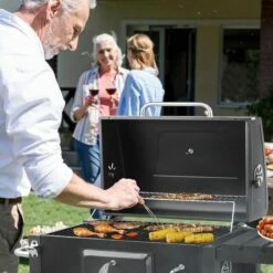 PESCE Barbecue à Charbon De Bois, Grill XXL Avec Couvercle, 113x53,5x100 Cm, Barbecue Avec 3 Grilles De Gril, Plaque De Charbon Réglable En Hauteur, Cendrier Coulissant, 2 Roues Pour Une Mobilité Facile 9 PESCE Barbecue à Charbon De Bois, Grill XXL Avec Couvercle, 113x53,5x100 Cm, Barbecue Avec 3 Grilles De Gril, Plaque De Charbon Réglable En Hauteur, Cendrier Coulissant, 2 Roues Pour Une Mobilité Facile -France Barbecue Soldes Boutique 60170082 3